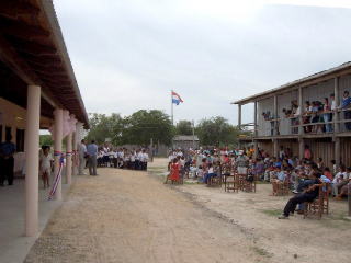 パラグアイの国旗が掲げられ、待ちに待った贈呈式が始まる