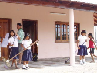 新校舎を清掃する生徒たち