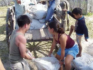 エスペランサ学校建設に労働奉仕する青年ボランティア