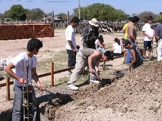 エスペランサ学校建設に労働奉仕する青年ボランティア