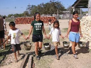 エスペランサ学校建設に労働奉仕する青年ボランティア