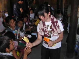 エスペランサ学校建設に労働奉仕する青年ボランティア