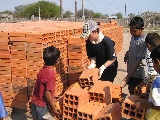 エスペランサ学校建設に労働奉仕する青年ボランティア