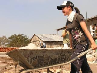 エスペランサ学校建設に労働奉仕する青年ボランティア