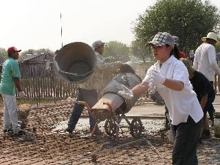 エスペランサ学校建設に労働奉仕する青年ボランティア