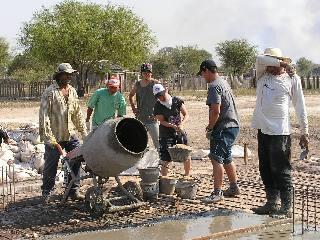 エスペランサ学校建設に労働奉仕する青年ボランティア