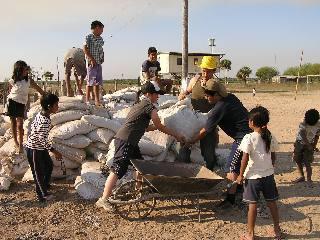 エスペランサ学校建設に労働奉仕する青年ボランティア