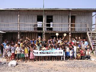 エスペランサ学校建設に労働奉仕する青年ボランティア