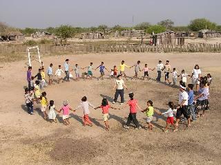 エスペランサ学校建設に労働奉仕する青年ボランティア