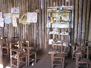 木漏れ日も、雨漏りも自然任せの教室