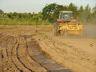 トラクターがぐんぐん田畑を開く