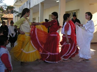 �ԁA���A���̃h���X�ɁA�����ς���������4�l�̃p���O�A�C�_���X