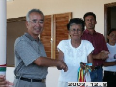 新校舎贈呈式で会長が校長に鍵を手渡す