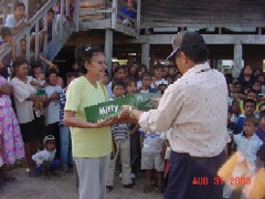 学用品と衣料品の贈呈