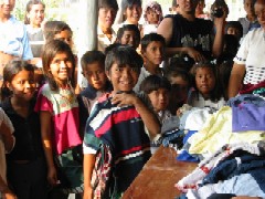 生徒一人ずつにＴシャツをプレゼント