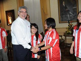 ルゴ大統領は、青年たち一人ひとりと握手