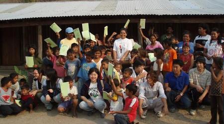 エールを上げて応える生徒たち