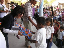 生徒全員に手渡しました