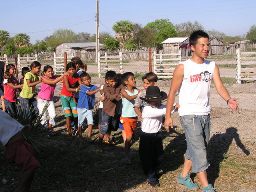 鼻筋に絆創膏が見えます